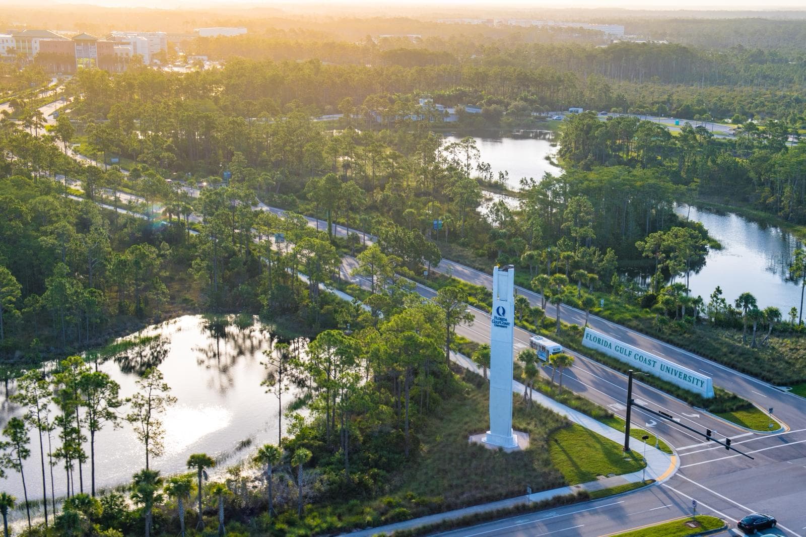 Luftaufnahme eines College-Campus mit malerischer Landschaft, Fluss und modernen Einrichtungen