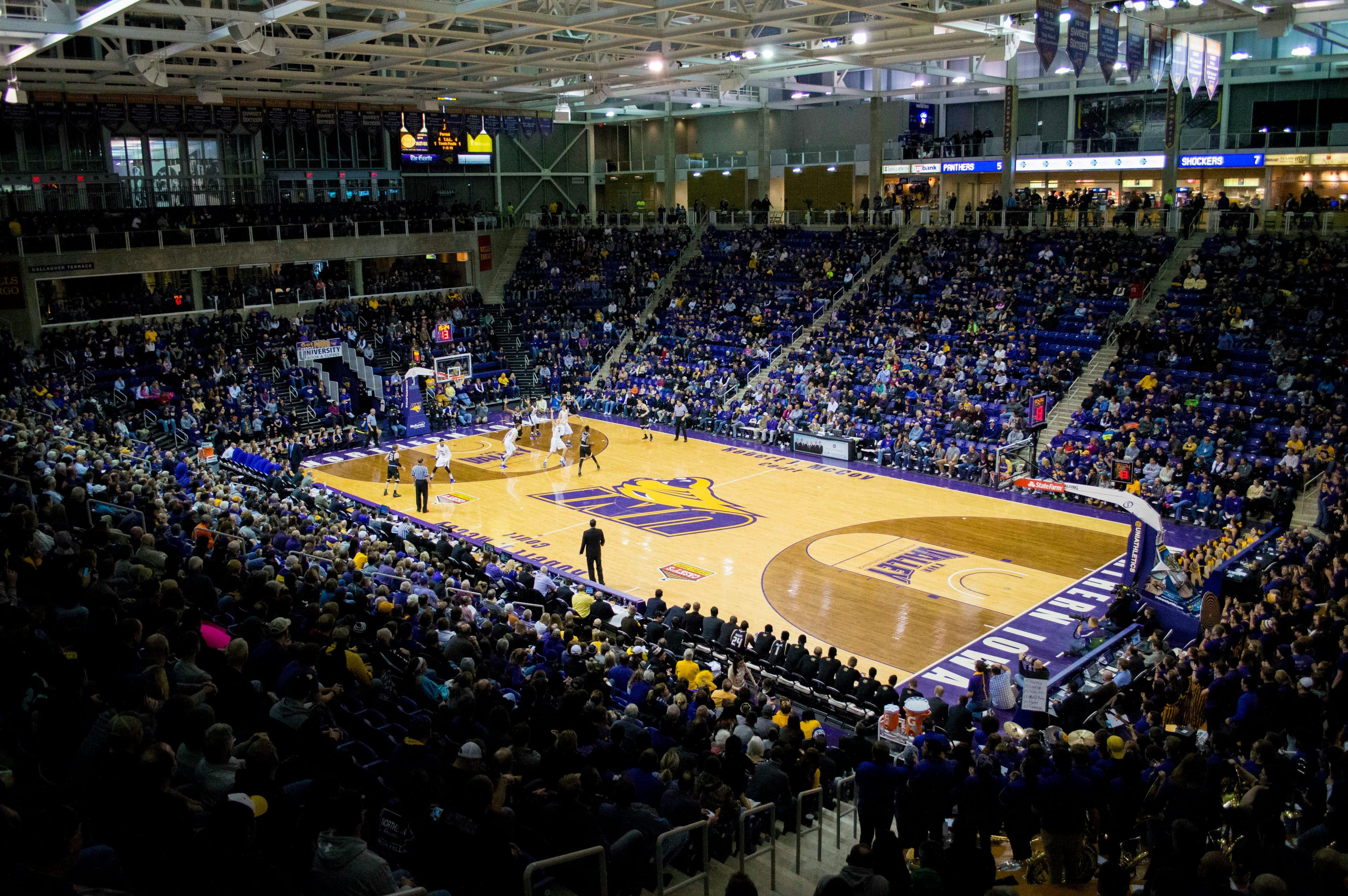NCAA Division 1 Basketball Arena voller Fans während eines College-Basketballspiels