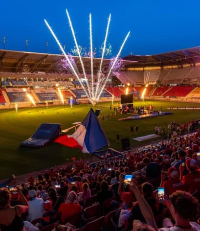 Blick auf das Wörthersee Stadion während der United World Games mit vielen Zuschauern und festlicher Atmosphäre.