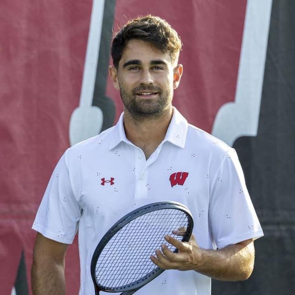 Gabriel Huber – University of Wisconsin-Madison, NCAA DI Porträtfoto eines jungen Tennisspielers der University of Wisconsin mit Tennisschläger.