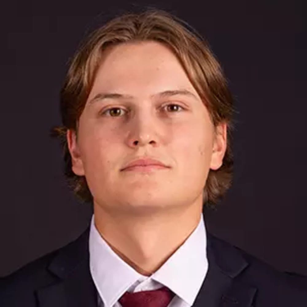 Jari Stacher – Keene State College, NCAA DIII Porträtfoto von Jari Stacher im Anzug.