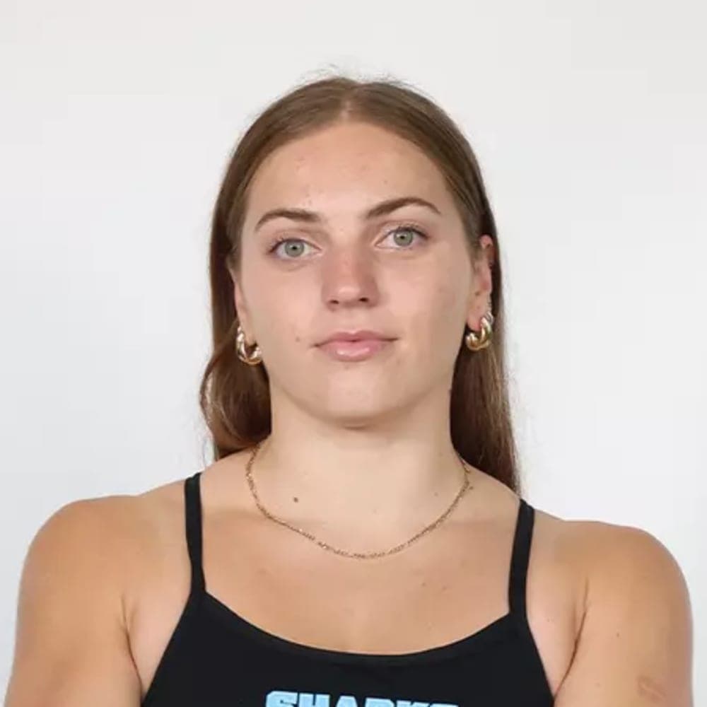 Liene Vientiesa – Long Island University, NCAA DI Porträtfoto von Liene Vientiesa, College-Schwimmerin an der Long Island University.