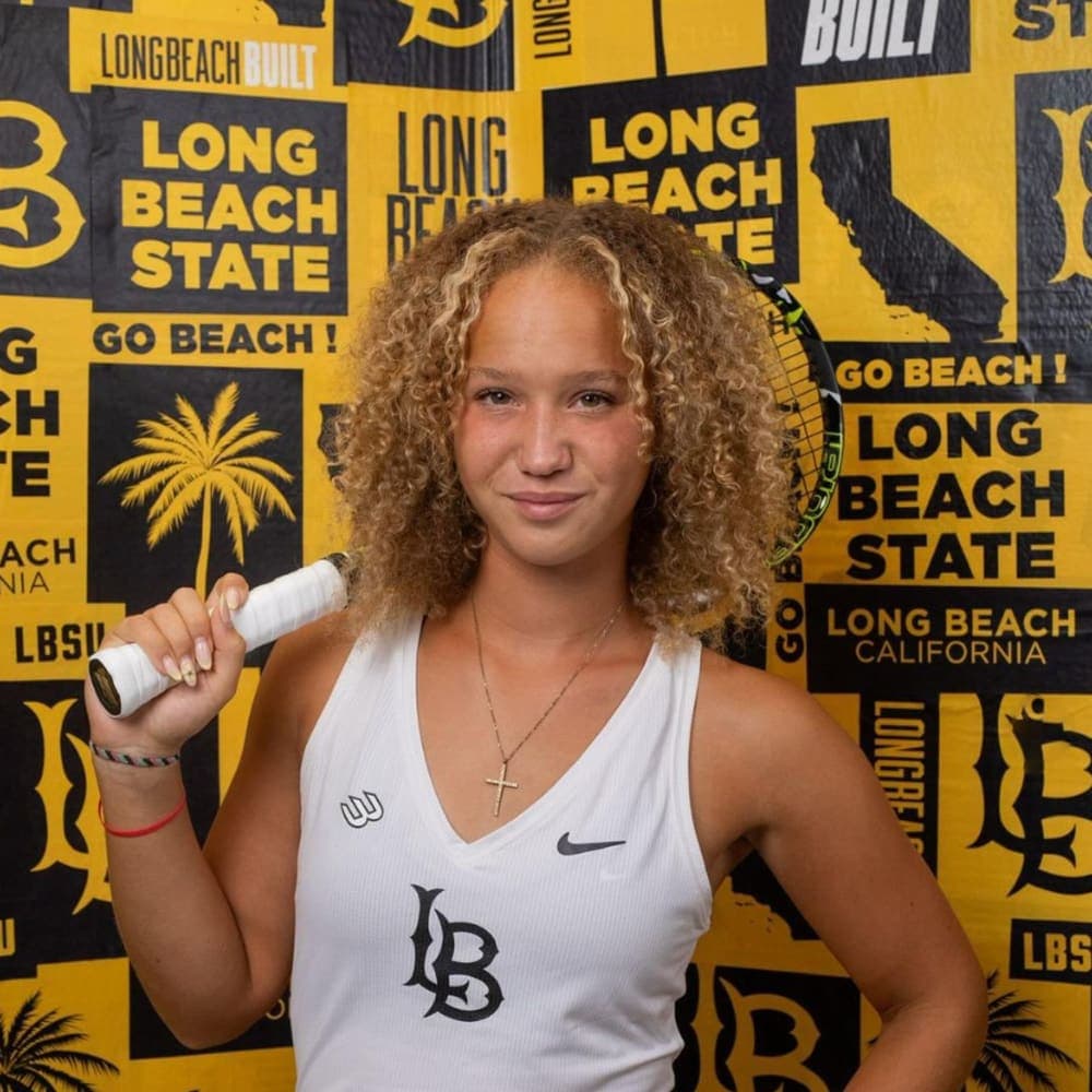 Johanna Hiesmair – Long Beach State University, NCAA DI Porträtfoto einer College-Tennisspielerin mit Tennisschläger in der rechten Hand.