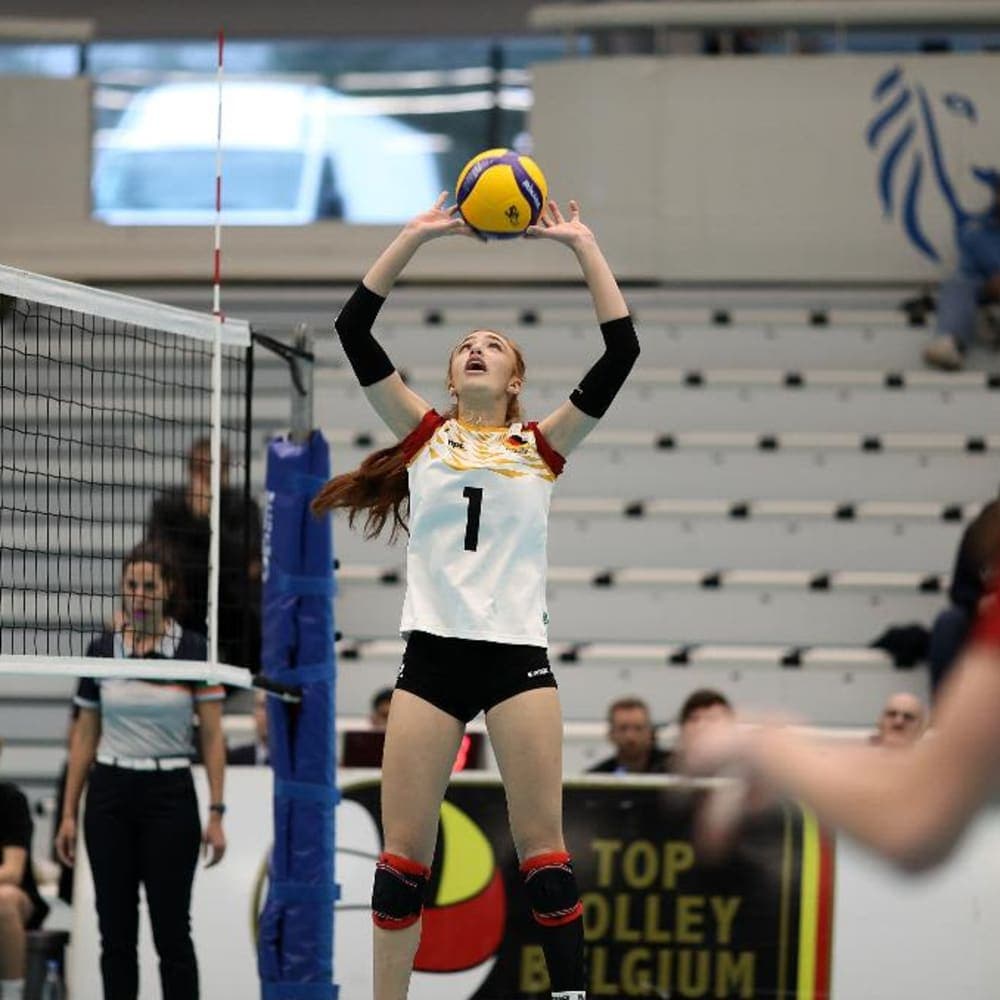 Sofia Varela – Long Island University, NCAA DI Volleyballspielerin Sofia Varela beim Zuspiel für ihre Mitspielerinnen.