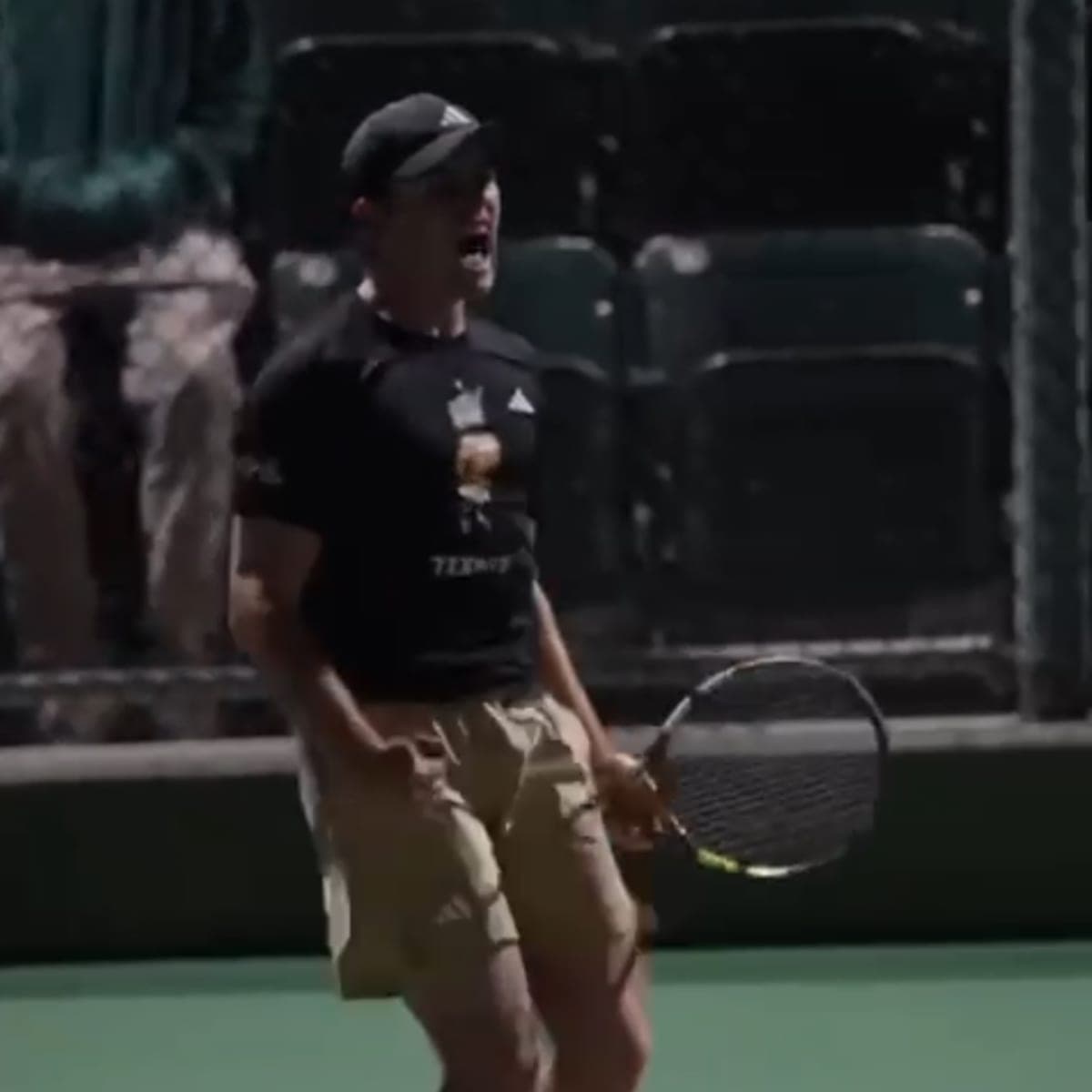 Leidenschaft für College Tennis College-Tennisspieler bei einem Wettkampfmatch an der Cal Poly