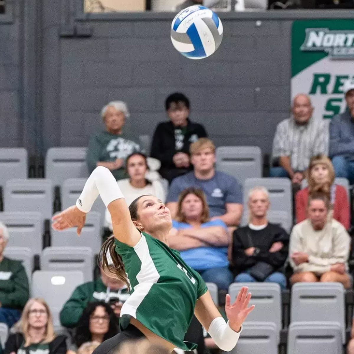 Interview mit Maja Nöhrer College-Volleyballspielerin Maja Nöhrer im Einsatz während eines Matches
