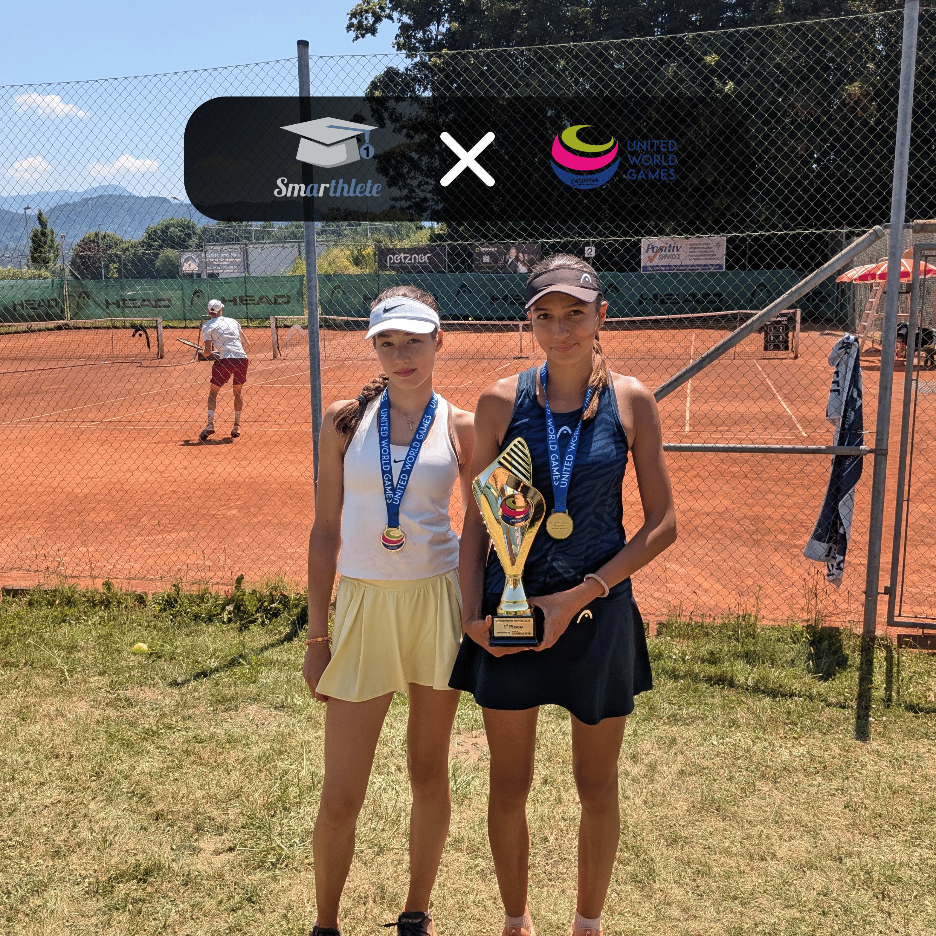 Smarthlete Tennis Showcase Trophäe bei den United World Games Zwei junge Tennisspielerinnen präsentieren ihre Trophäe beim Smarthlete Tennis Showcase bei den United World Games.